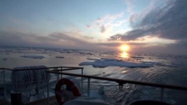 Buzdağları ve Arctic buz arasında Okyanusu günbatımı.