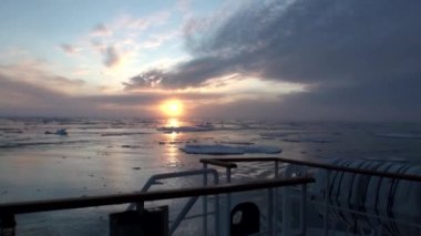 Buzdağları ve Arctic buz arasında Okyanusu günbatımı.