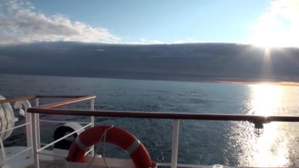 Morgendämmerung im Ozean zwischen Eisbergen und Eis in der Arktis. — Stockvideo
