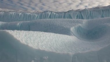 Büyük Iicebergs Denizi çevresinde Grönland yüzen.