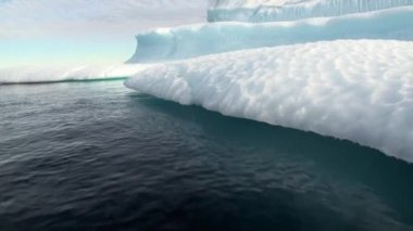Büyük Iicebergs Denizi çevresinde Grönland yüzen.