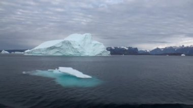 Büyük Iicebergs Denizi çevresinde Grönland yüzen.