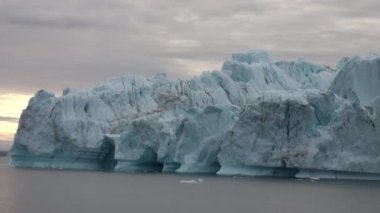 Büyük Iicebergs Denizi çevresinde Grönland yüzen.
