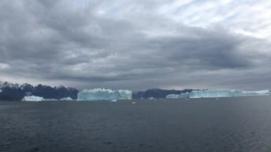 Büyük Iicebergs Denizi çevresinde Grönland yüzen.