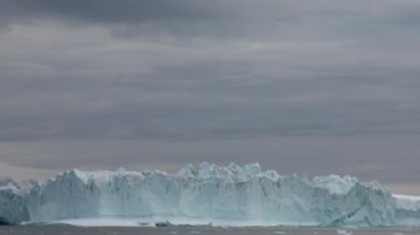 Büyük Iicebergs Denizi çevresinde Grönland yüzen.