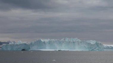 Büyük Iicebergs Denizi çevresinde Grönland yüzen.