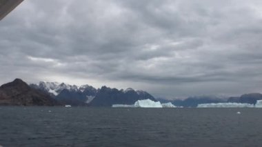 Büyük Iicebergs Denizi çevresinde Grönland yüzen.