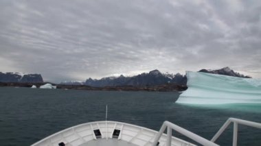Büyük Iicebergs Denizi çevresinde Grönland yüzen.