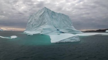 Büyük Iicebergs Denizi çevresinde Grönland yüzen.