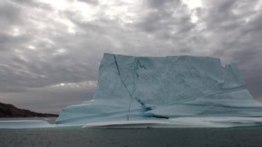 Büyük Iicebergs Denizi çevresinde Grönland yüzen.