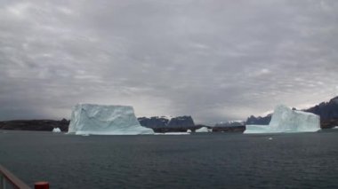Büyük Iicebergs Denizi çevresinde Grönland yüzen.