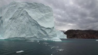 Büyük Iicebergs Denizi çevresinde Grönland yüzen.