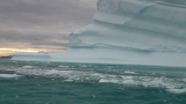 Büyük Iicebergs Denizi çevresinde Grönland yüzen.