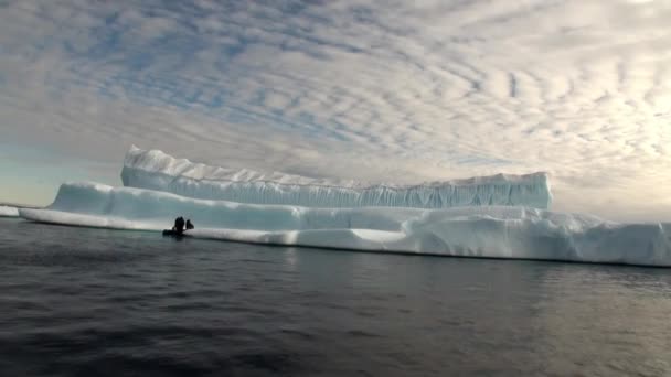 Amanecer en el océano entre icebergs y hielo en el Ártico . — Vídeos de Stock