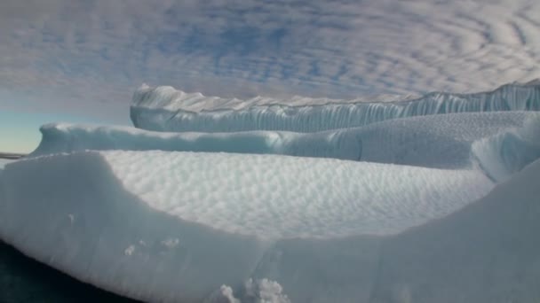 Stora Iicebergs flytande i havet runt Grönland. — Stockvideo