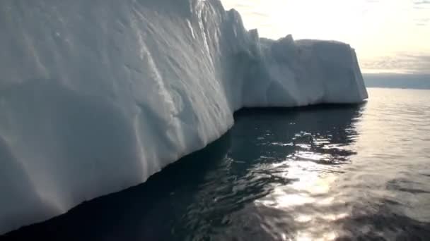 Большие айсберги, плавающие в море вокруг Гренландии . — стоковое видео