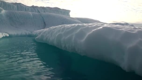 Grands icebergs flottant en mer autour du Groenland .