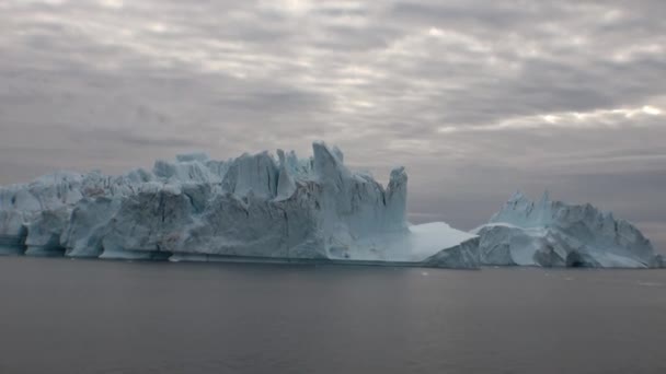 在格陵兰岛附近的海中漂浮的大 Iicebergs. — 图库视频影像