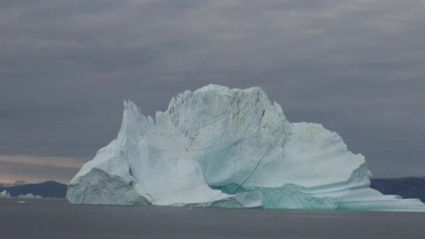 グリーンランド周辺の海に浮かぶ大きな Iicebergs. — ストック動画