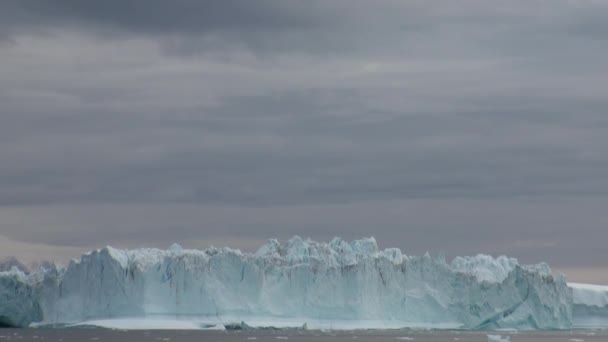 グリーンランド周辺の海に浮かぶ大きな Iicebergs. — ストック動画