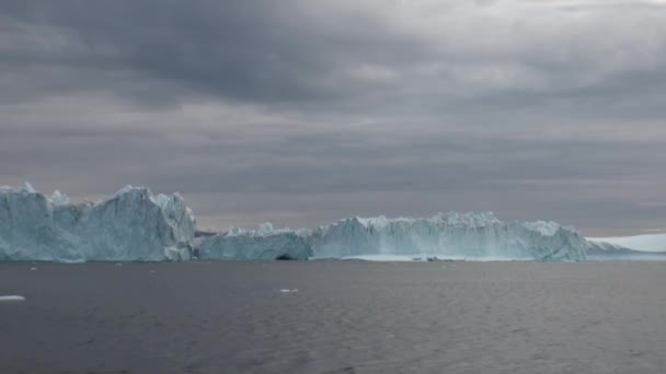 Wielki Iicebergs pływających w morze wokół Grenlandii. — Wideo stockowe