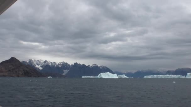 Grandes icebergs flotando en el mar alrededor de Groenlandia . — Vídeos de Stock