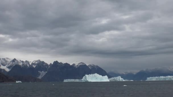 Velké Iicebergs plovoucí v moři kolem Grónska. — Stock video