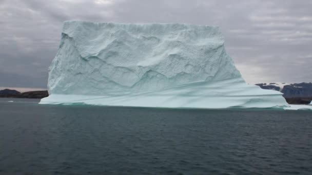 Μεγάλο Iicebergs που επιπλέουν στη θάλασσα γύρω από τη Γροιλανδία. — Αρχείο Βίντεο