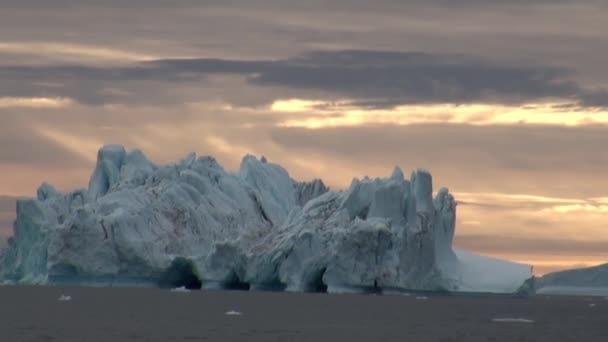 Wielki Iicebergs pływających w morze wokół Grenlandii. — Wideo stockowe