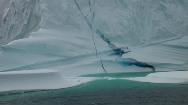 Grands icebergs flottant en mer autour du Groenland . — Video