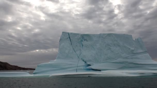 Grandi iceberg che galleggiano in mare intorno alla Groenlandia . — Video Stock