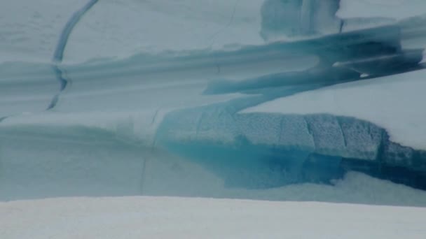 Grands icebergs flottant en mer autour du Groenland .