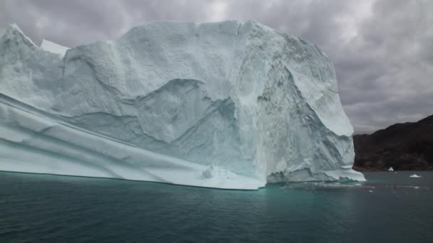 Великий Iicebergs, які плавають у море навколо Гренландія. — стокове відео
