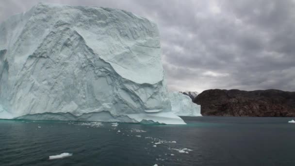 グリーンランド周辺の海に浮かぶ大きな Iicebergs. — ストック動画