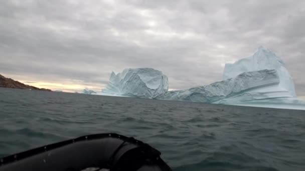 Grands icebergs flottant en mer autour du Groenland . — Video