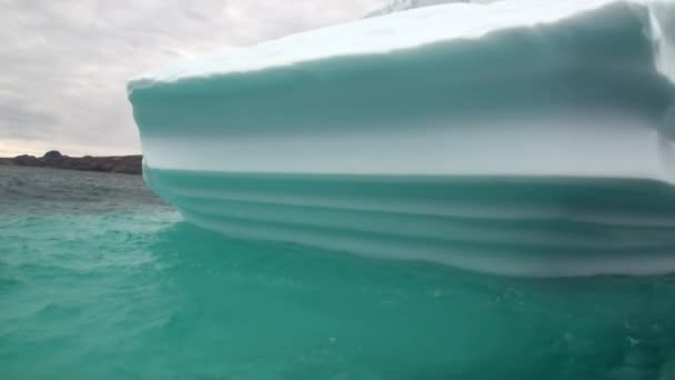 Velké Iicebergs plovoucí v moři kolem Grónska. — Stock video