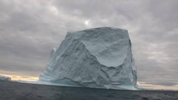 在格陵兰岛附近的海中漂浮的大 Iicebergs. — 图库视频影像