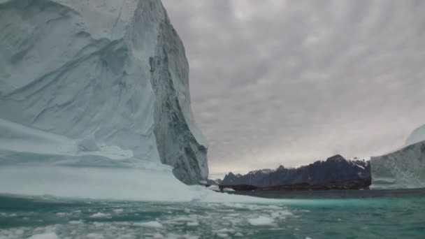 在格陵兰岛附近的海中漂浮的大 Iicebergs. — 图库视频影像