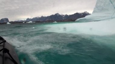 Büyük Iicebergs Denizi çevresinde Grönland yüzen.