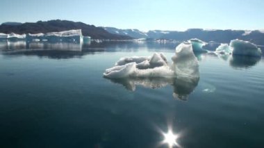 Grönland çevresinde denizde yüzen küçük Iicebergs.