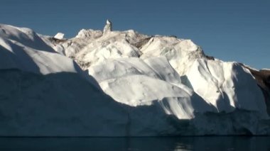 Büyük Iicebergs Denizi çevresinde Grönland yüzen.