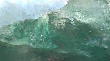 Grönland çevresinde denizde yüzen küçük Iicebergs.