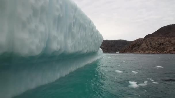 Velké Iicebergs plovoucí v moři kolem Grónska. — Stock video