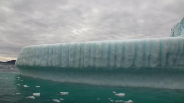 Wielki Iicebergs pływających w morze wokół Grenlandii. — Wideo stockowe