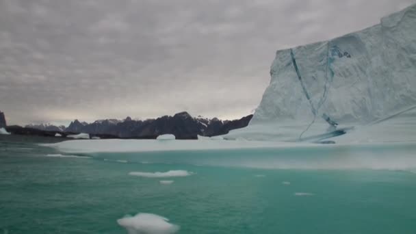 Grands icebergs flottant en mer autour du Groenland . — Video