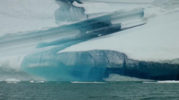 Grands icebergs flottant en mer autour du Groenland . — Video