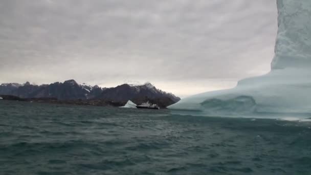 Stora Iicebergs flytande i havet runt Grönland. — Stockvideo