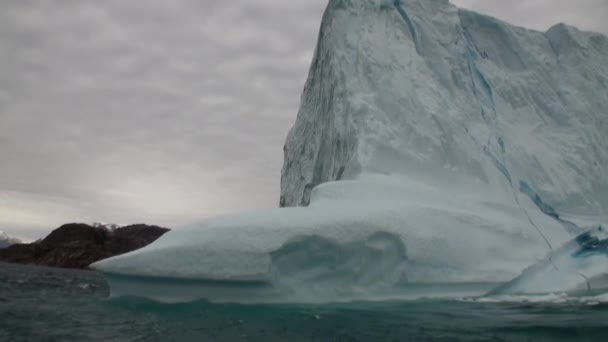 Große Eisberge treiben im Meer um Grönland. — Stockvideo