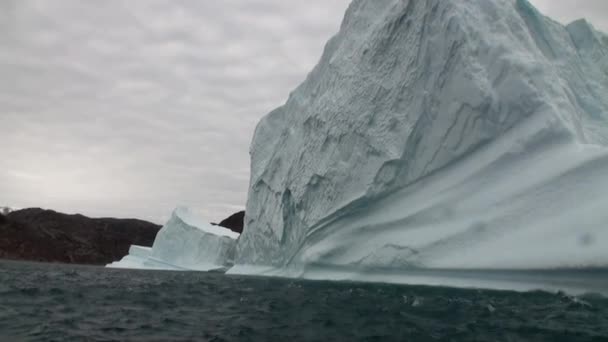 Große Eisberge treiben im Meer um Grönland. — Stockvideo