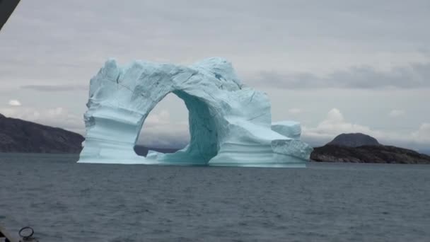 Eisbergbogen wie Darwin-Bogen auf Galapagos-Inseln — Stockvideo